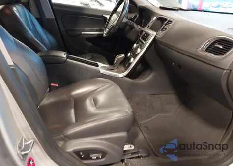 2015 Volvo S60 T5 z USA, uszkodzony, nr VIN YV126MFJ6F2367474